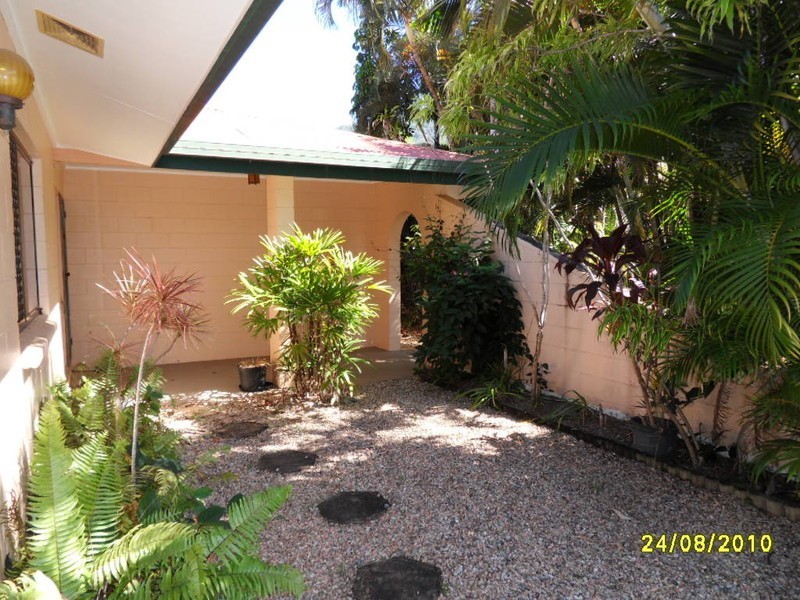 87 Cedar Rd, Palm Cove QLD 4879
