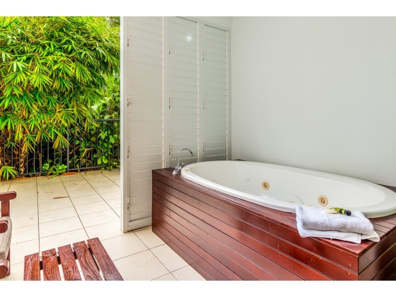 123 Williams Esp., Palm Cove QLD 4879