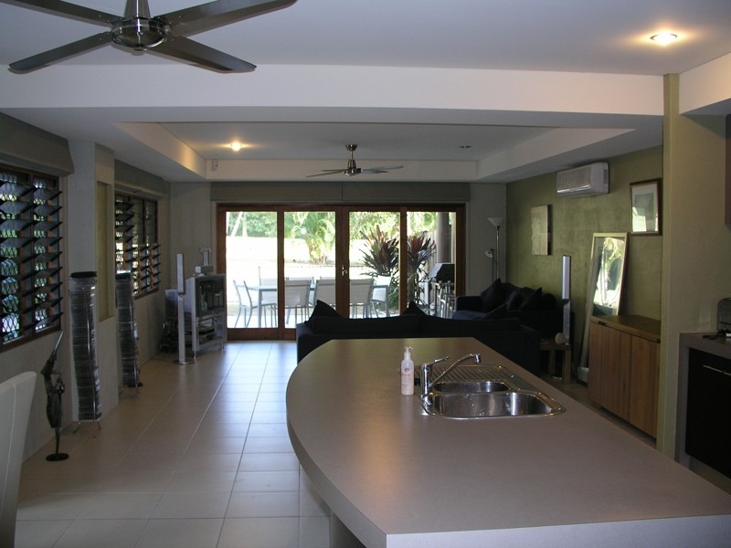2/82 Cedar Rd, Palm Cove QLD 4879