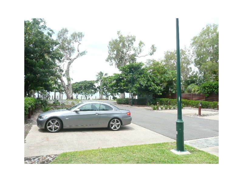 9/109 Upolu Esplanade, Palm Cove QLD 4879