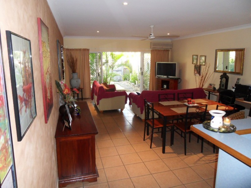 8/24 Warren Street, Palm Cove QLD 4879