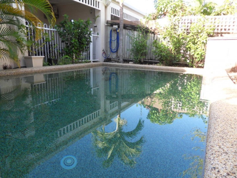 8/24 Warren Street, Palm Cove QLD 4879