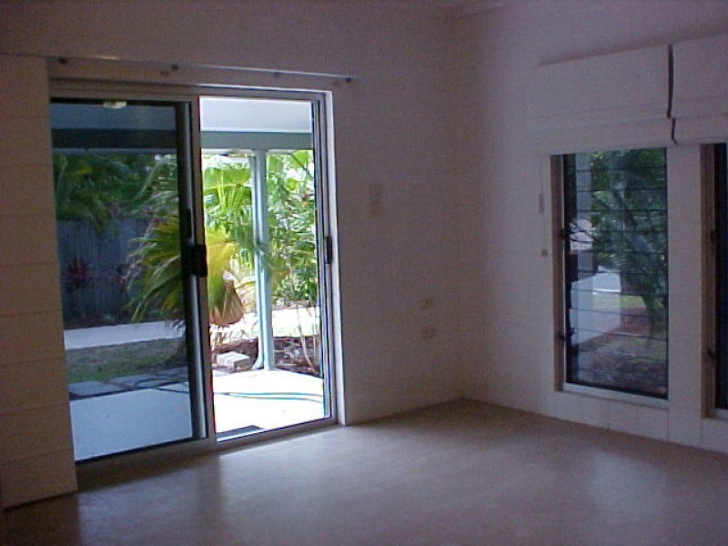 1/5 Thais St, Palm Cove QLD 4879