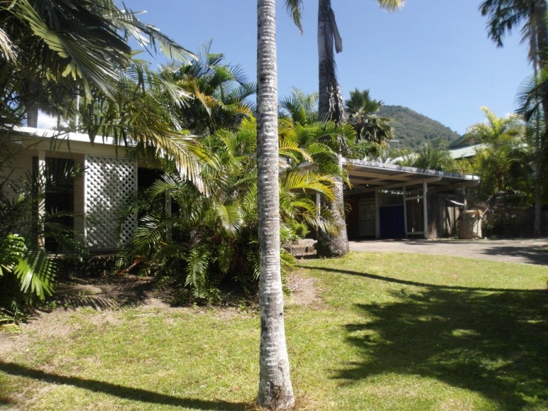 33 Thais St, Palm Cove QLD 4879