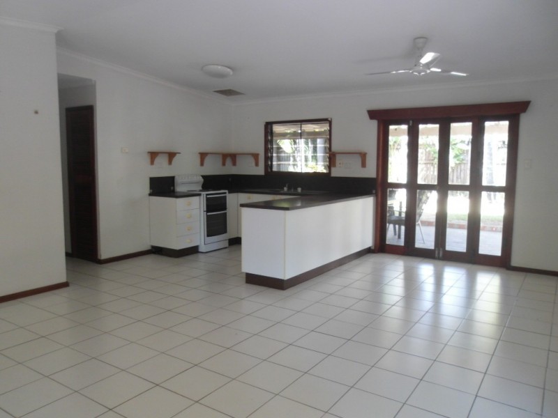 33 Thais St, Palm Cove QLD 4879