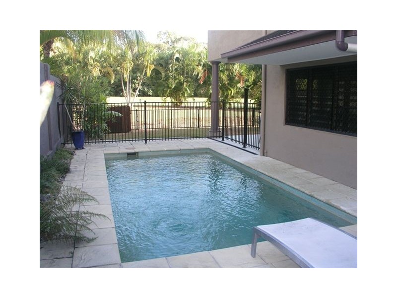 2/82 Cedar Rd, Palm Cove QLD 4879