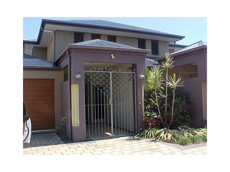 2/82 Cedar Rd, Palm Cove QLD 4879