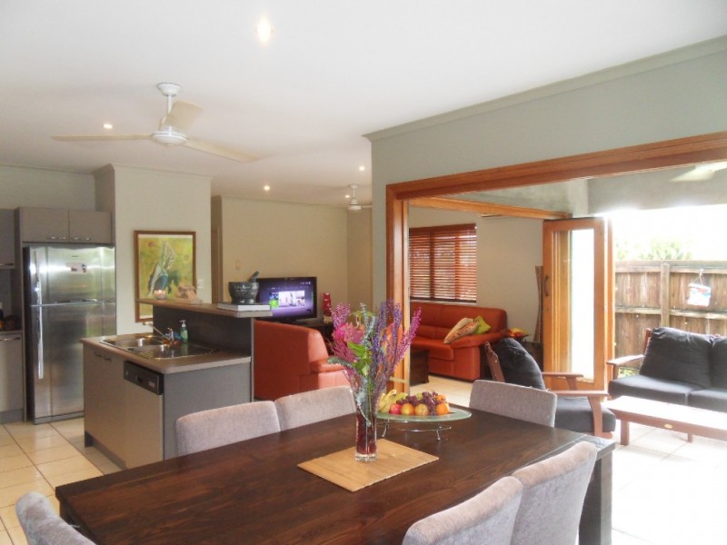 95 Cedar Road, Palm Cove QLD 4879