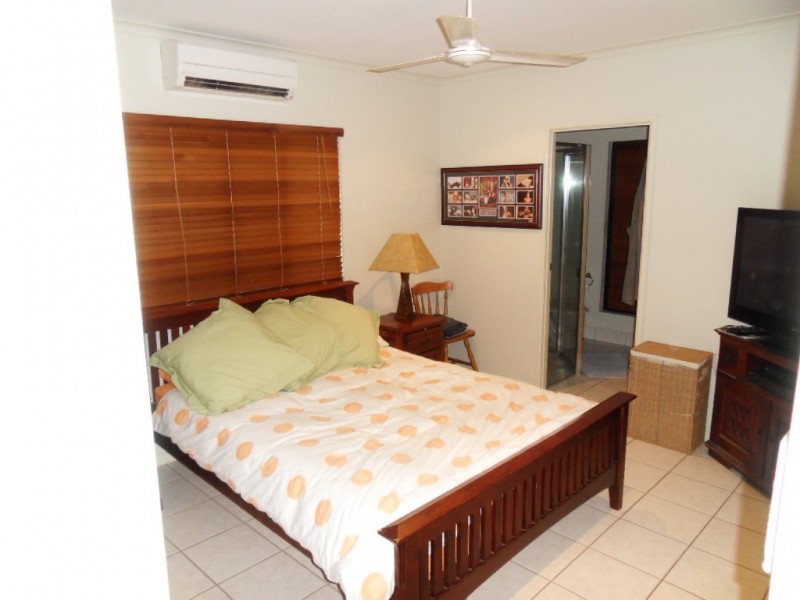95 Cedar Road, Palm Cove QLD 4879