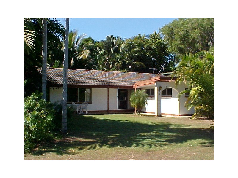 18 Amphora St, Palm Cove QLD 4879