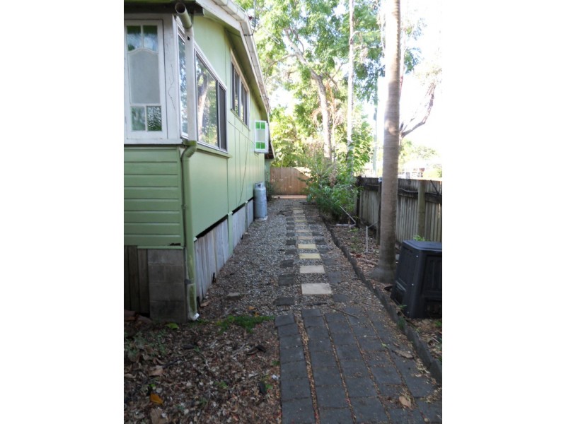 32 Machan Street, Machans Beach QLD 4878