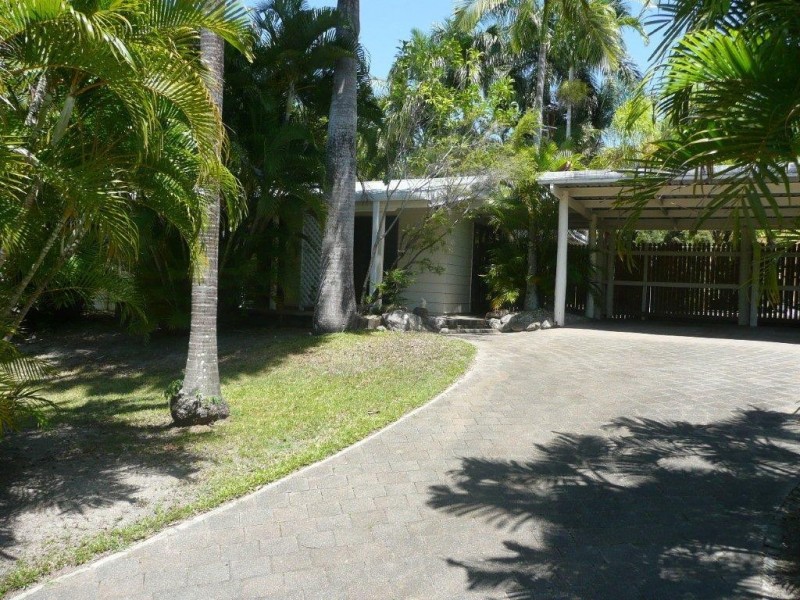 33 Thais Street, Palm Cove QLD 4879