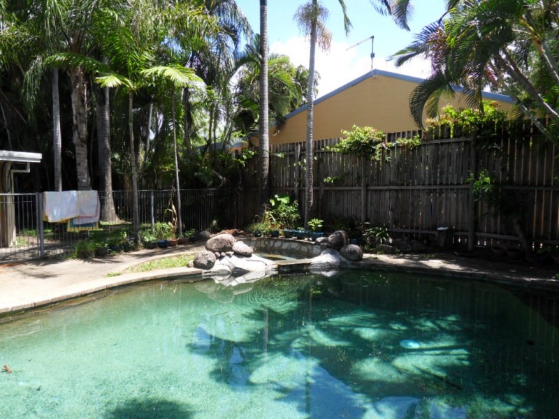 33 Thais Street, Palm Cove QLD 4879
