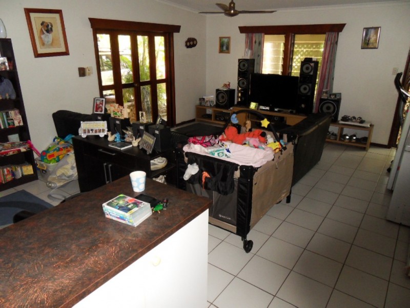 33 Thais Street, Palm Cove QLD 4879
