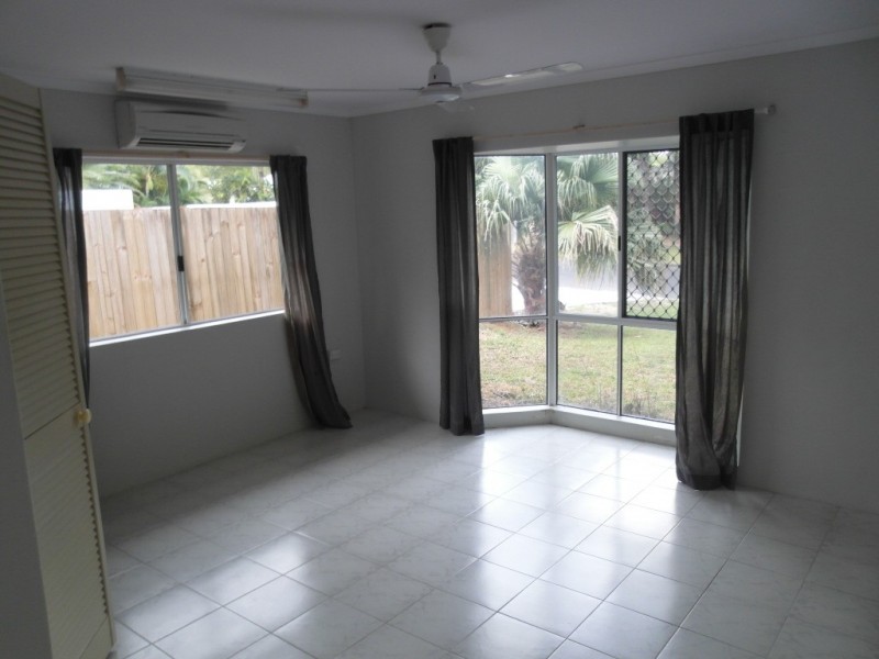 67 Terebra St, Palm Cove QLD 4879