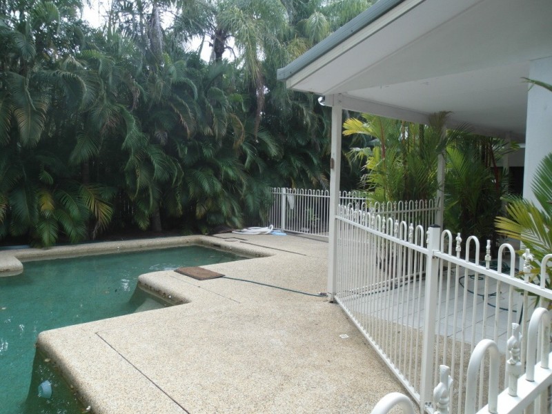 19 Lambus St, Palm Cove QLD 4879