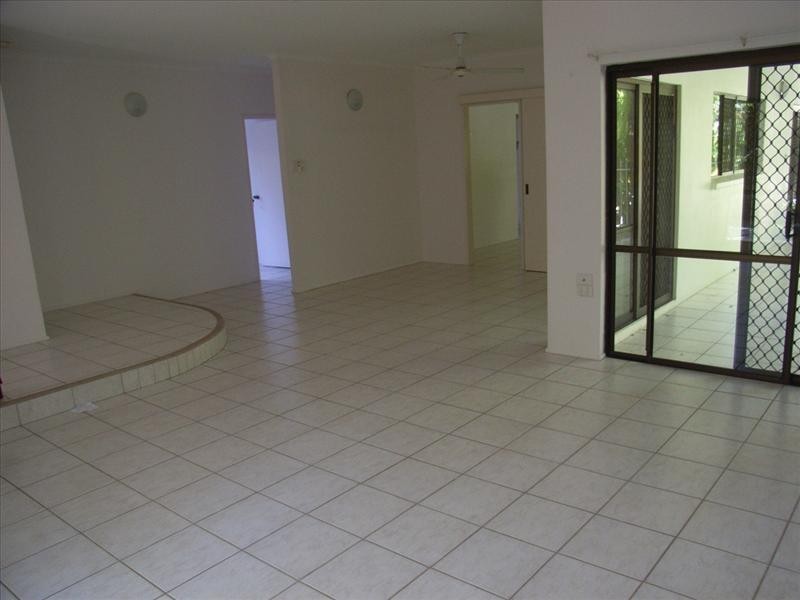 19 Lambus St, Palm Cove QLD 4879