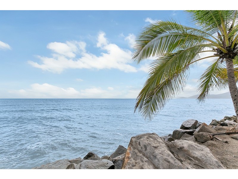 135 O’Shea Esplanade, Machans Beach QLD 4878