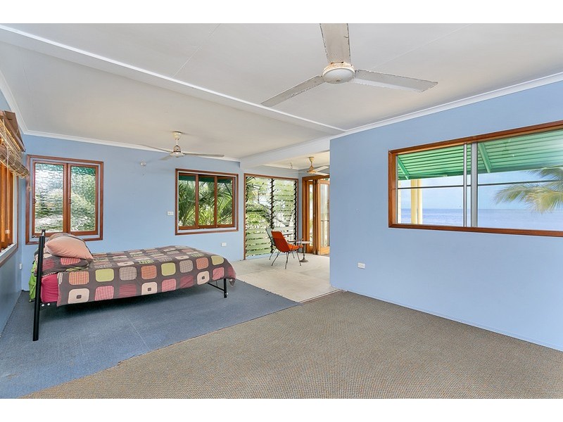 135 O’Shea Esplanade, Machans Beach QLD 4878