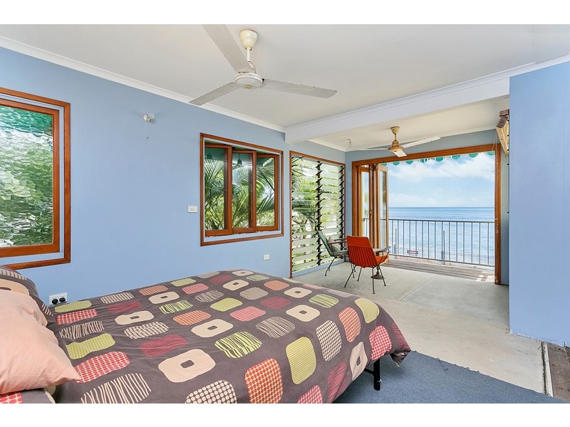 135 O’Shea Esplanade, Machans Beach QLD 4878
