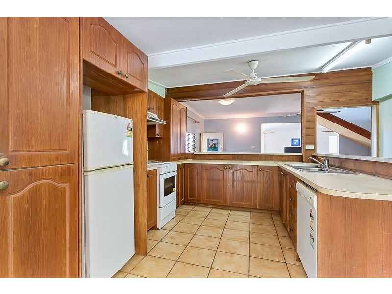 135 O’Shea Esplanade, Machans Beach QLD 4878