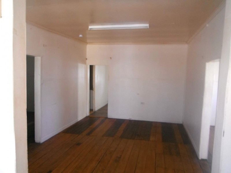 8 Queen Street, Mount Morgan QLD 4714