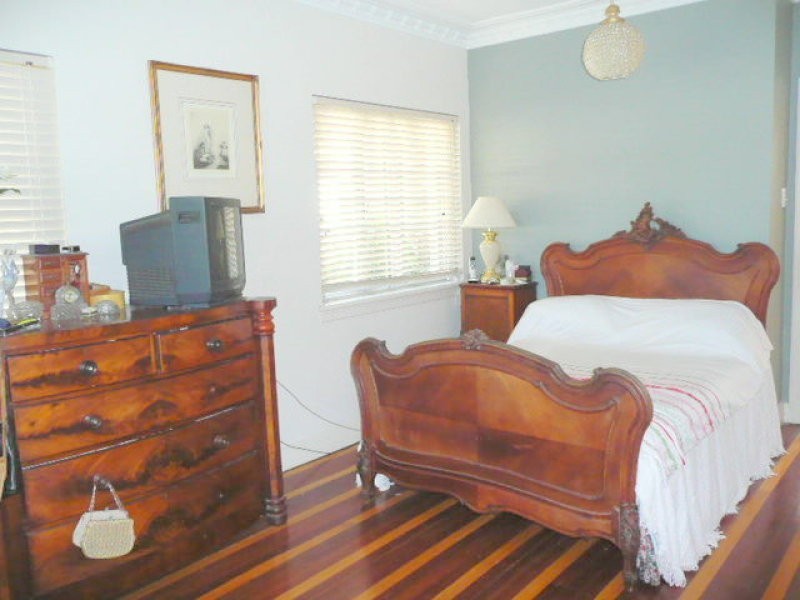 8 WEST STREET, The Range QLD 4700