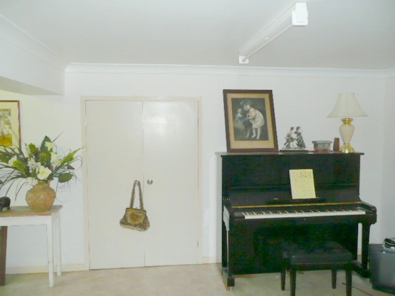8 WEST STREET, The Range QLD 4700