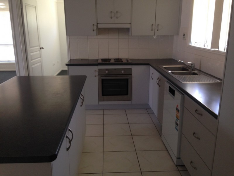 8 Riley Drive, Gracemere QLD 4702