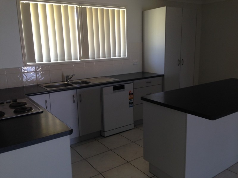 8 Riley Drive, Gracemere QLD 4702