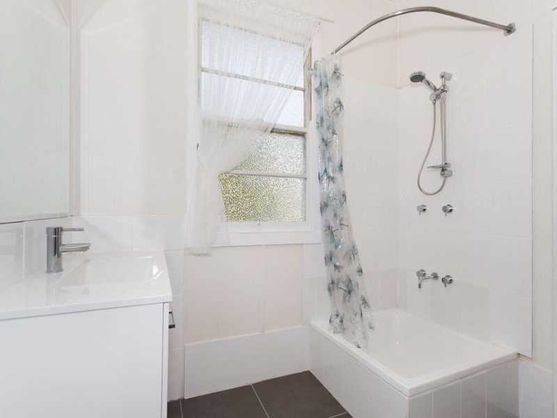 12 WATER ST, Berserker QLD 4701