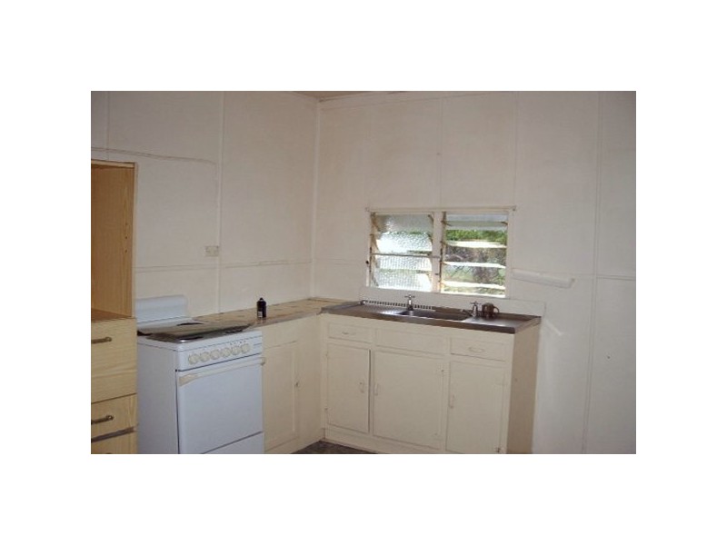 8 Neil Street, Mount Morgan QLD 4714