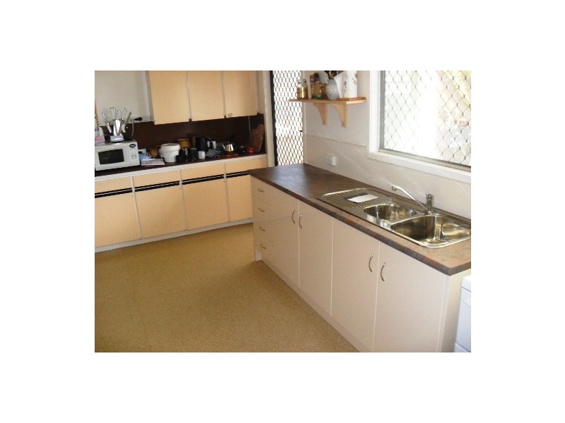 27 Hardy Avenue, Park Avenue QLD 4701