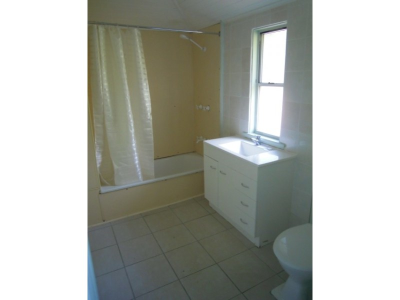 98 Main Street, Park Avenue QLD 4701