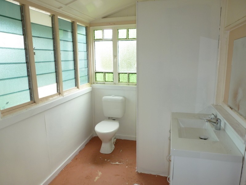 84 Dee Street, Mount Morgan QLD 4714