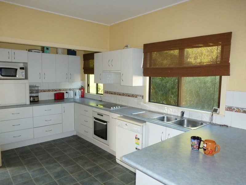 243 LAKES CREEK ROAD, Berserker QLD 4701