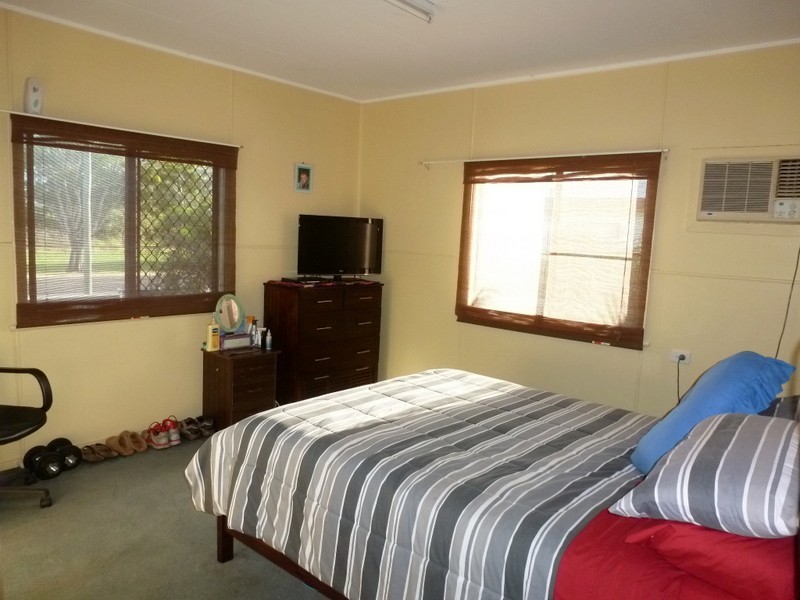 243 LAKES CREEK ROAD, Berserker QLD 4701
