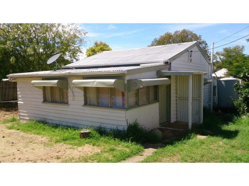 8 Neil Street, Mount Morgan QLD 4714