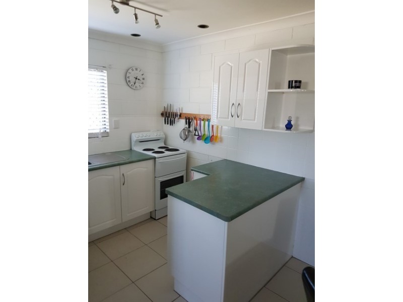 2/82 Stenlake Avenue, Kawana QLD 4701