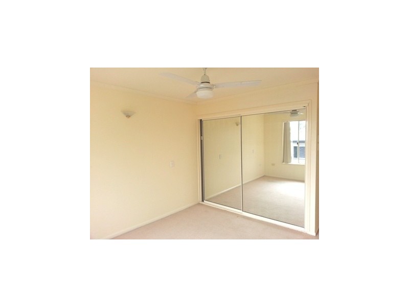 2 / 90 Livingstone Street, Berserker QLD 4701