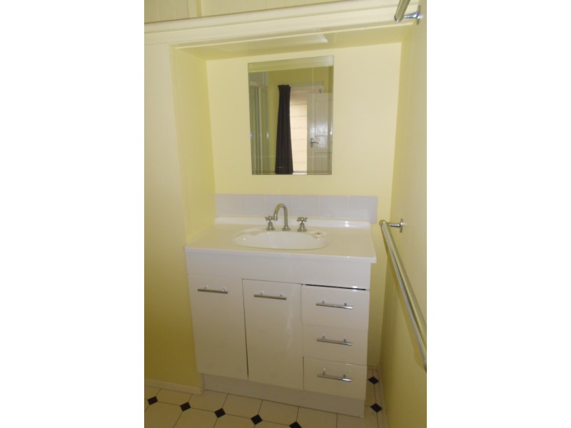 42 Gordon Street, Mount Morgan QLD 4714