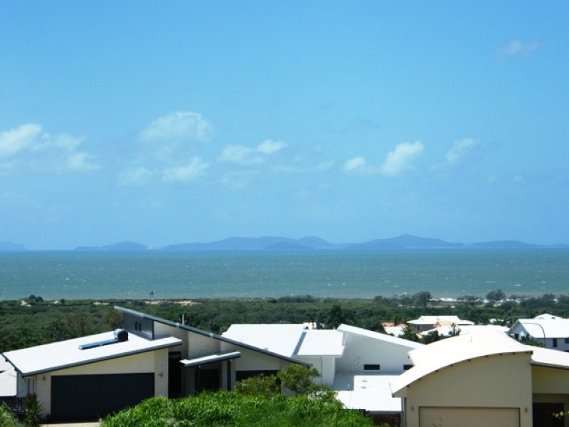 6 Pitcairn Court, Pacific Heights QLD 4703