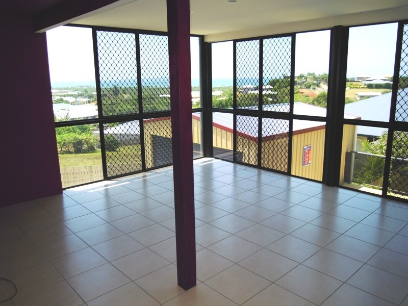 15 Pacific Vista Close, Pacific Heights QLD 4703