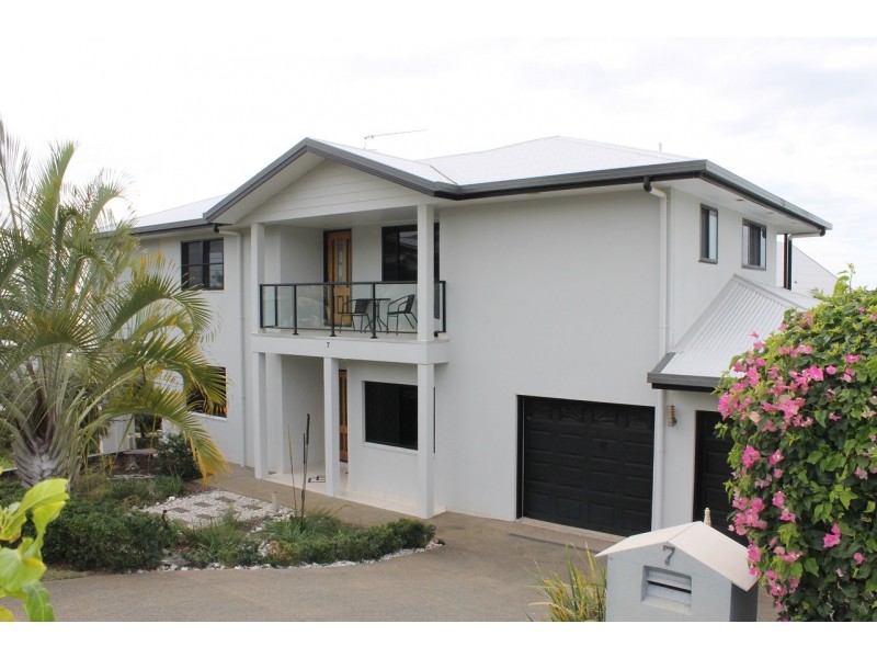 7 Pacific Vista Close, Pacific Heights QLD 4703