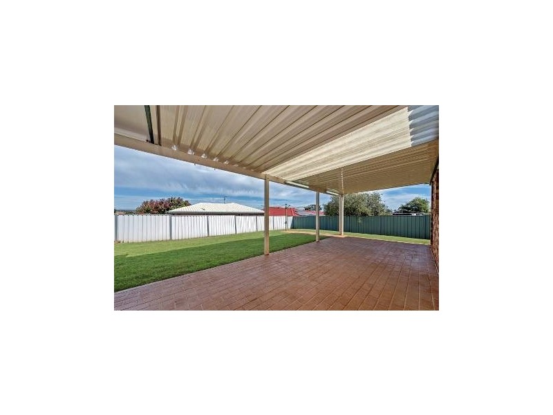 6 Oaklands Court, Glenvale QLD 4350