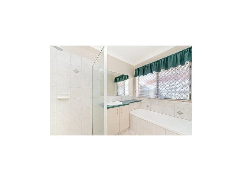 6 Oaklands Court, Glenvale QLD 4350