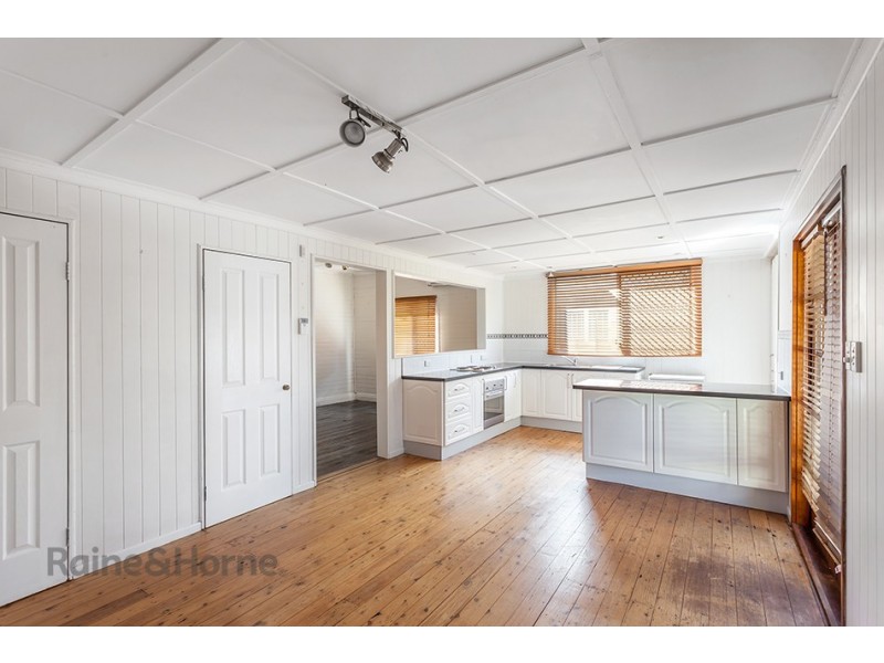 126 Stuart Street, Mount Lofty QLD 4350