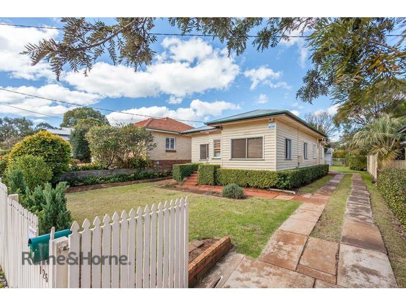 126 Stuart Street, Mount Lofty QLD 4350