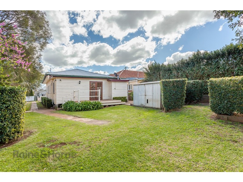 126 Stuart Street, Mount Lofty QLD 4350