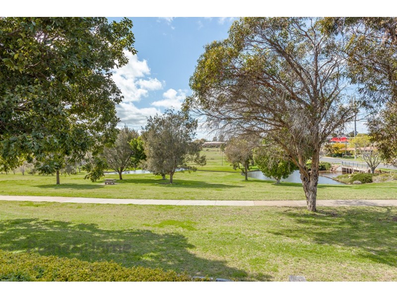 2/375 Stenner Street, Kearneys Spring QLD 4350